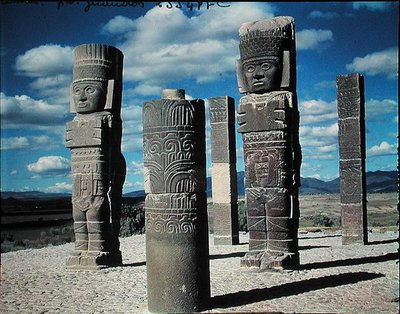 De Atlantische zuilen bovenop Piramide B, pre-Columbiaans door Toltec